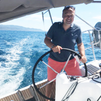 portraet eines ernsten mannes mit glatze und bart der eine brille traegt KNSF06208 1